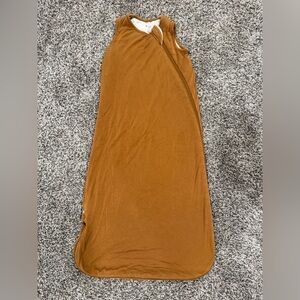 Kyle baby 1.0 tog medium sleep sack, camel color